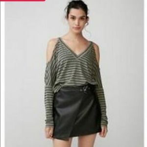 Cold shoulder EXPRESS shirt